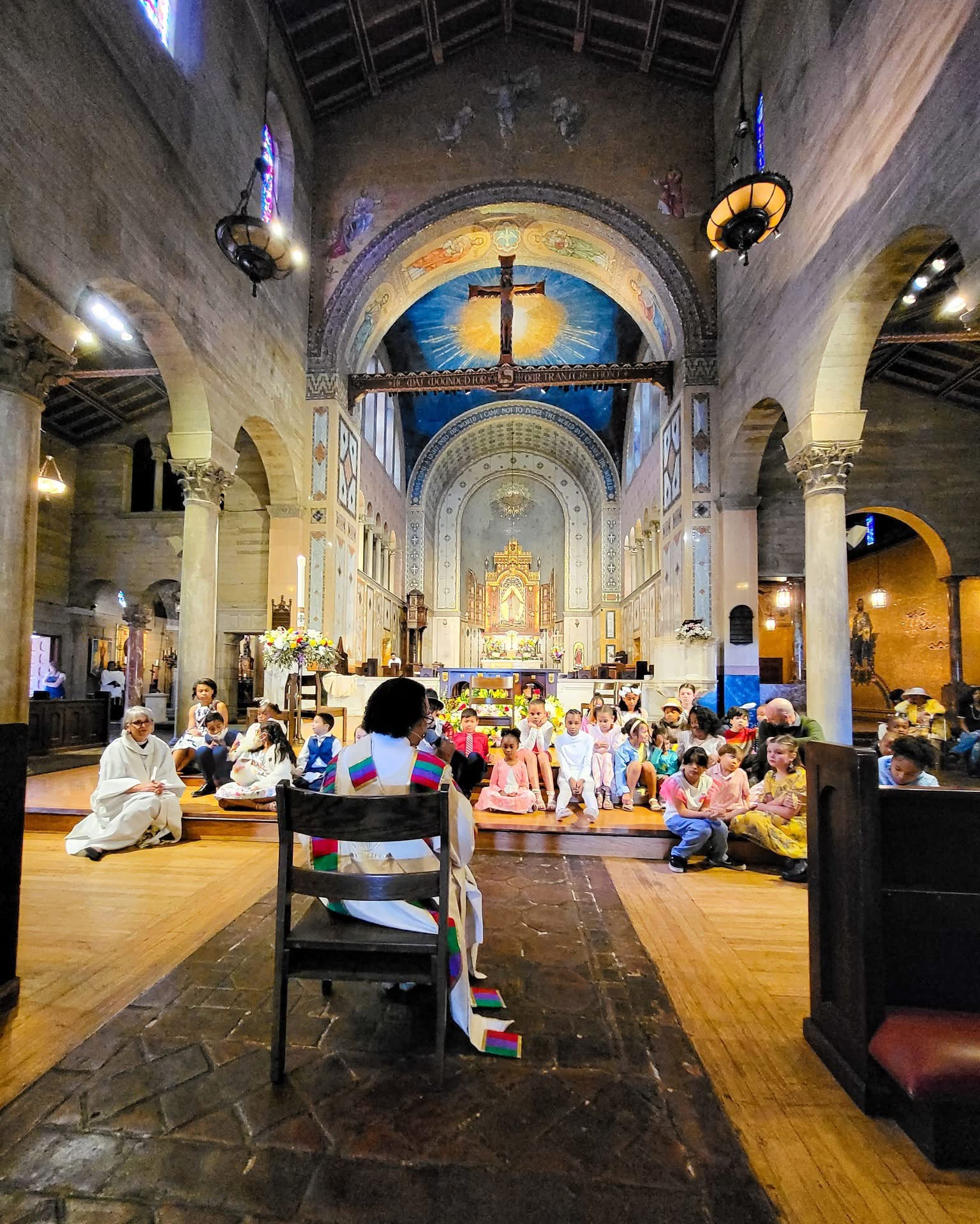 Una congregación compartiendo la comunión durante el culto